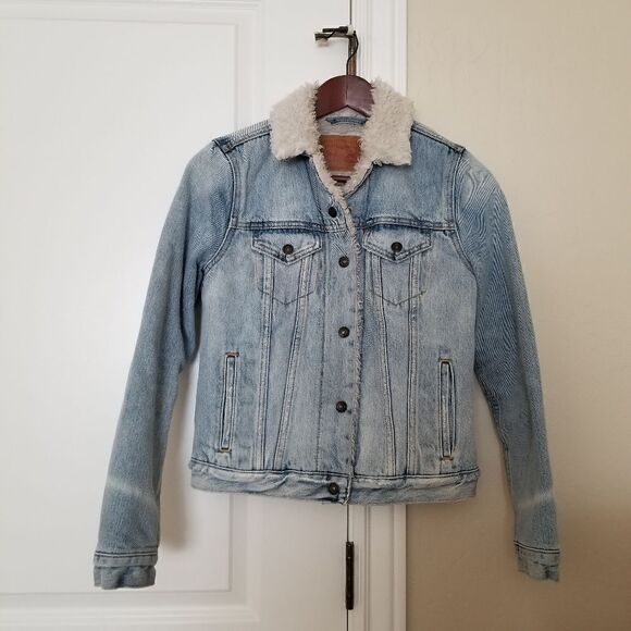 Levi’s Warm faux Sherpa Light Wash Denim Jacket - Picture 2 of 7
